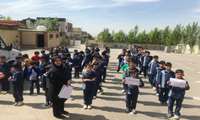 آموزش پیوستن به پویش نه به تصادف با موضوع رعایت قوانین راهنمایی ورانندگی ، با گروه هدف دانش اموزان و اولیا مدرسه،شهدا شهرک هیو 